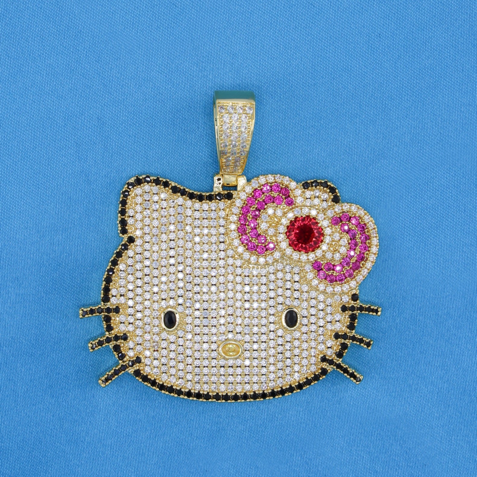 Icy Kitty Pendant - Gold